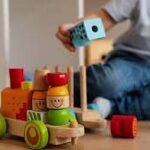 Descoperirea lumii prin jucării: Importanța jucăriilor educaționale pentru copii