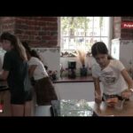 #AromaStudio – Nona, Maria, Ana și Ema gătesc „pulpe cu cartofi dulci la cuptor”