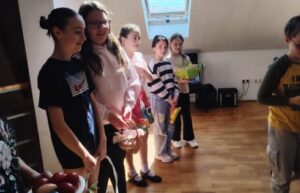 Tradiții păstrate cu bucurie la Deta – Udatul Fetelor de Paști