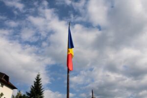 Comarnic a îmbrăcat haine de sărbătoare: Mii de oameni au celebrat identitatea națională la ediția a V-a a „Festivalului Drapelului”