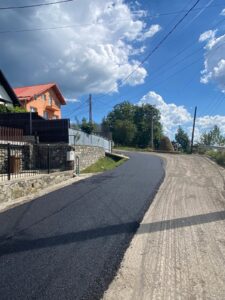 Investiție finalizată pe Strada Secăriei din Comarnic. 1.500 de metri de drum, modernizați